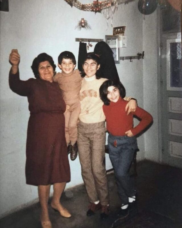 Foto van de week! Gemaakt in 1985 | A Smile is the Beauty of the Soul | Mijn moeder, ik, mijn zus Maria & mijn zus Hanan.