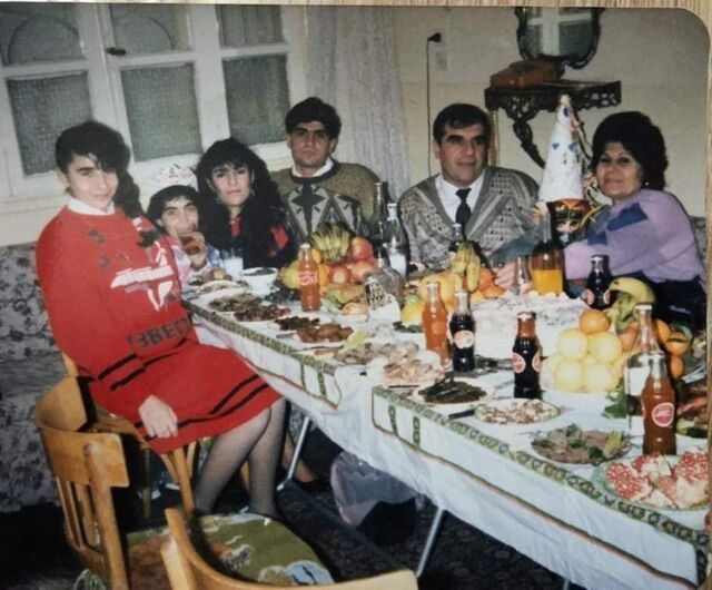 Foto van de week! Oudejaarsavond 1987 | vlnr: Hanan, Rita, Maria, Jacob, Pa, Ik (achter een masker) & mijn moeder. #HappyNewYear2022