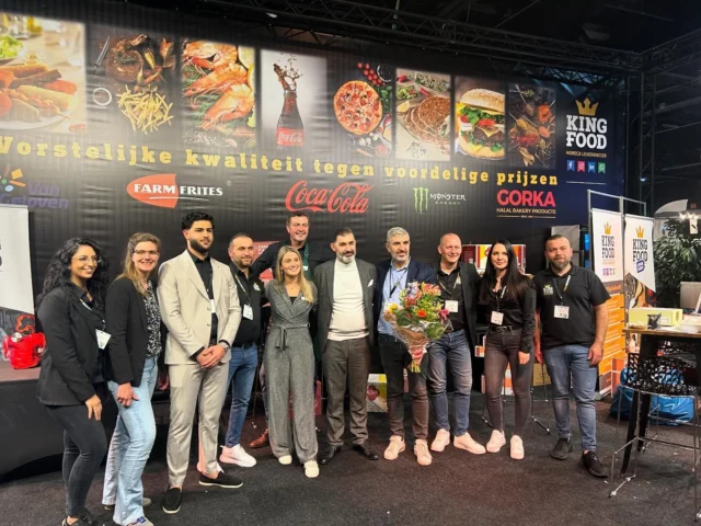 King Food: Meest Bezochte Stand op de Horeca Vakbeurs Hardenberg!

Met trots kunnen wij melden dat King Food de meest bezochte stand was op de Horeca Vakbeurs Hardenberg! Als bekroning op dit succes werden wij tijdens de beurs verrast door Lynn Pos en haar collega Lieke Muller van EasyFairs met een prachtige bos bloemen en de officiële mededeling dat wij de meeste bezoekers mochten verwelkomen. Een geweldige erkenning waar we enorm trots op zijn!

Onze horeca-adviseurs hebben met veel enthousiasme en passie bezoekers te woord gestaan en laten kennismaken met een selectie uit ons assortiment. Van Farm Frites patat, Van Geloven snacks, Gorka Lahmacun, Altan Döner tot de verfrissende energie van Monster Energy—onze producten vielen duidelijk in de smaak! Daarnaast konden bezoekers ook genieten van Coca-Cola en Fuze Tea, wat de ervaring compleet maakte.

Dit was een zeer geslaagd evenement, en we willen alle bezoekers, onze partners en de organisatie van EasyFairs, in het bijzonder Lynn Pos, hartelijk bedanken. We kijken nu al uit naar volgend jaar!

#KingFood #HorecaVakbeursHardenberg #MeestBezochteStand #Trots #Horeca #SamenSterk #CocaCola #FuzeTea